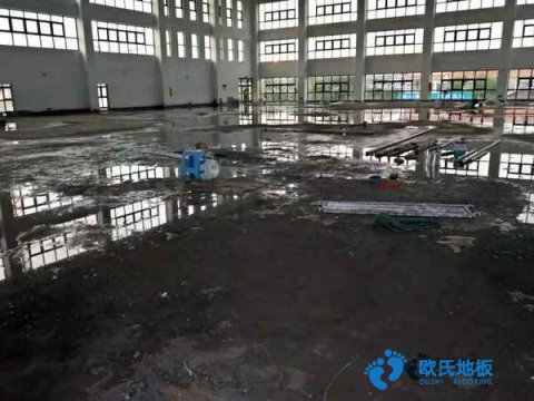 知名運(yùn)動館木地板施工團(tuán)隊(duì)