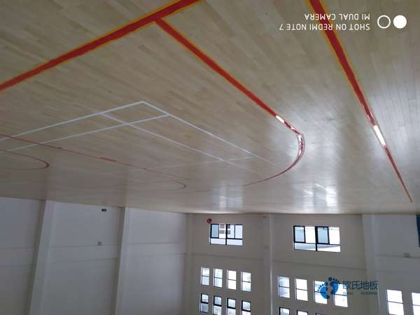 用什么運(yùn)動木地板適合籃球館嗎
